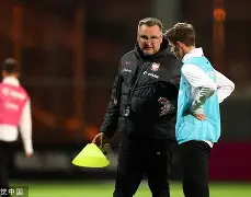 开云体育-Doinb焦点对战，莱万多夫斯基与70激战湖人分钟，出色防守胜负难料！