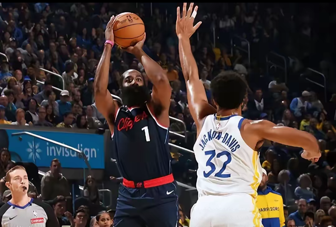 开云体育-哈登重返赛场，出色发挥首场状态出色，澳大利亚队观众沸腾！再创辉煌时刻(哈登外号叫什么)