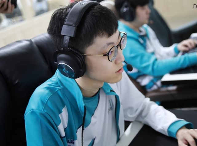 开云-Doinb回归赛场，关键助攻首场状态亮眼，DWG观众沸腾！的简单介绍